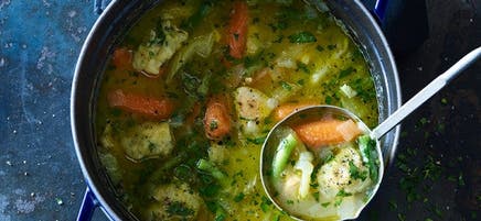 Ragoût de poulet avec dumplings à la semoule de maïs et à la sauge
