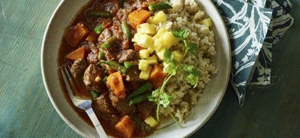 Ragoût de bœuf caribéen avec riz basmati au lait de coco