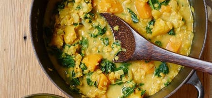Ragoût de lentilles au cari avec courge musquée, chou frisé et lait de coco