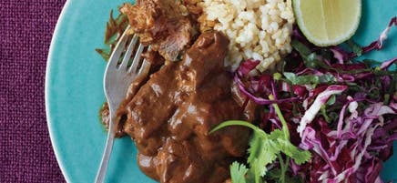 Ragoût de porc aux bananes plantain et aux raisins secs