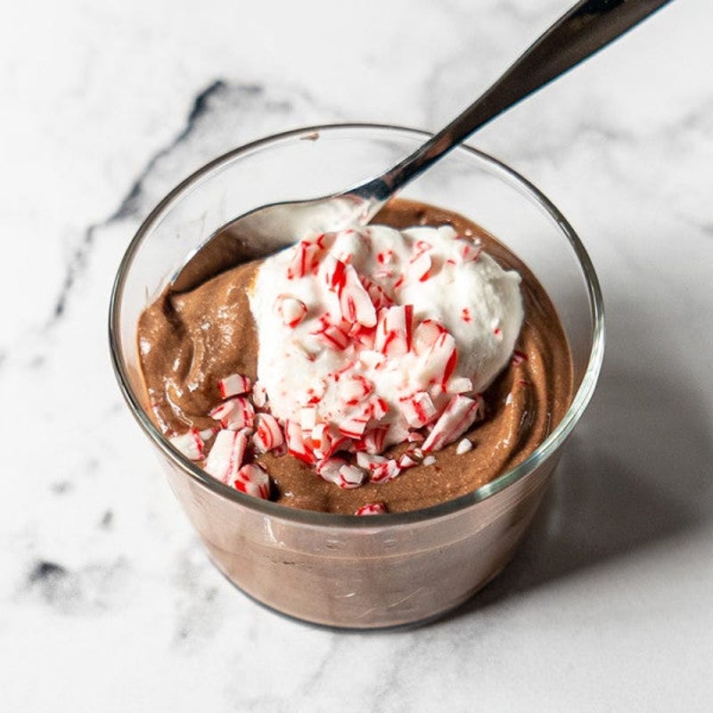 Photo de Coupes de mousse au chocolat garnie de « copeaux » de cannes de Noël par WW