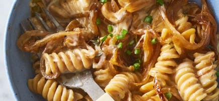 Macaroni au fromage et aux oignons