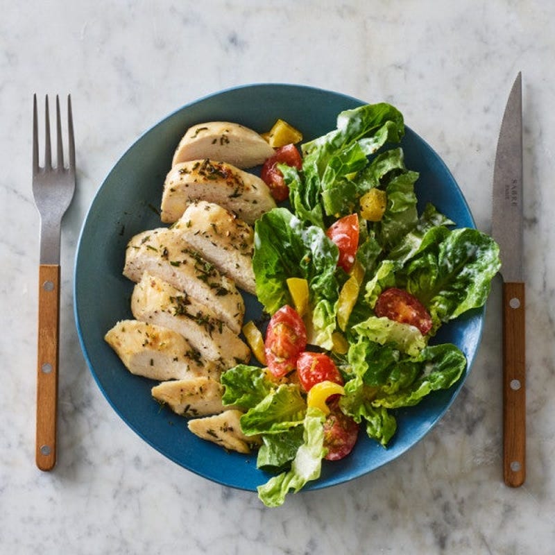 Photo de Poitrine de poulet rôtie au four accompagnée d’une simple salade par WW