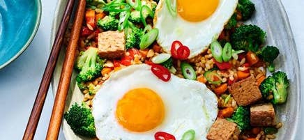 Gebakken rijst met tempeh en spiegelei