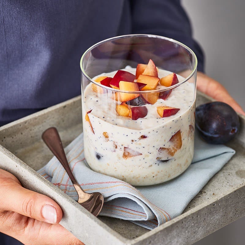 Vegane Pflaumen-Overnight-Oats mit Mohnjoghurt