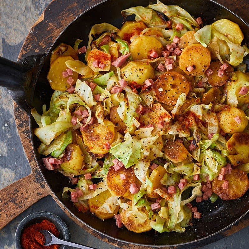 Spitzkohlpfanne mit Bratkartoffeln