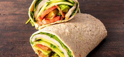 Roulé à la dinde et aux légumes avec du bacon
