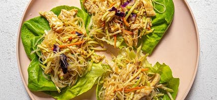 Roulés de laitue au poulet et aux nouilles de riz