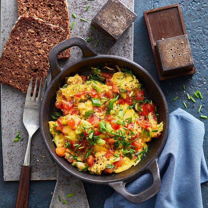 Leckeres Rührei mit Tomaten auf Brot