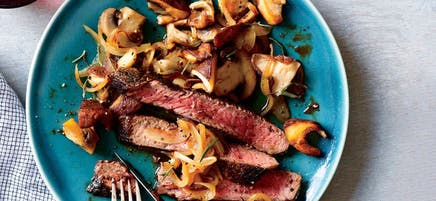 Bifteck en croûte d’épices et champignons sauvages
