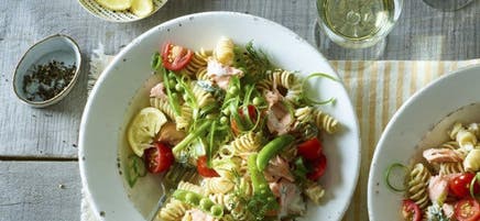 Salade de pâtes au saumon avec des pois mange-tout et de l’aneth