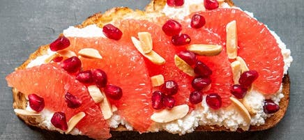Rôtie au pamplemousse et à la ricotta