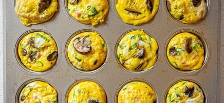 Frittatas au jambon et au fromage suisse dans un moule à muffins