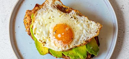 Rôtie à la purée de haricots pinto, à l’avocat et aux œufs