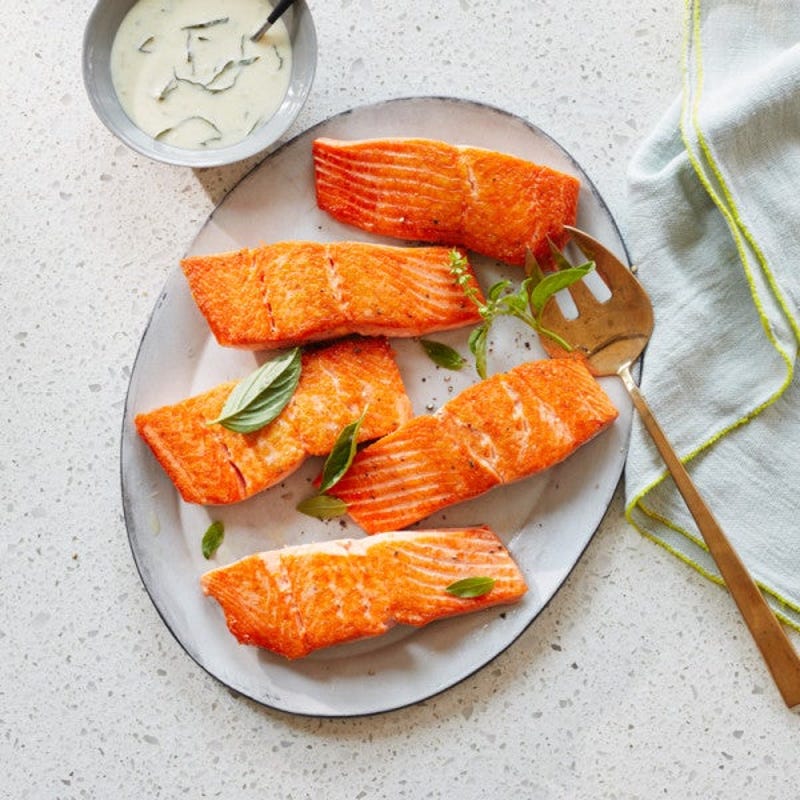 Photo de Saumon poêlé avec une sauce crémeuse au basilic et à la moutarde de Dijon par WW