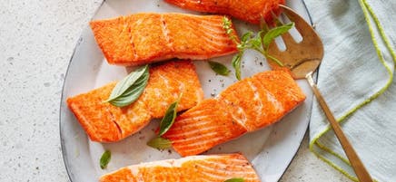 Saumon poêlé avec une sauce crémeuse au basilic et à la moutarde de Dijon