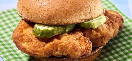 Sandwich au poulet pané épicé