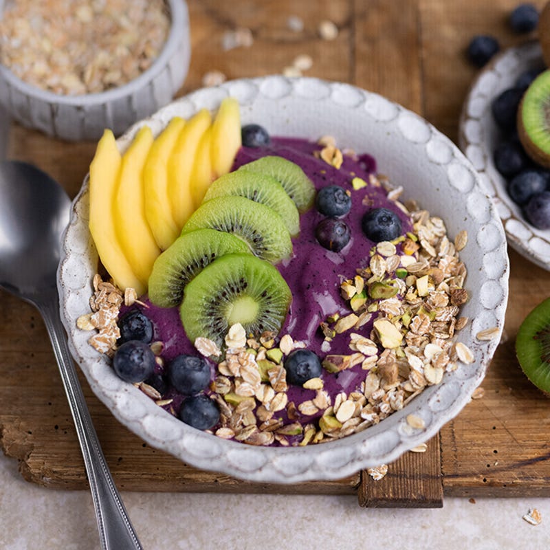 Frühstücksbowl mit Kiwi, Mango und Pistazien