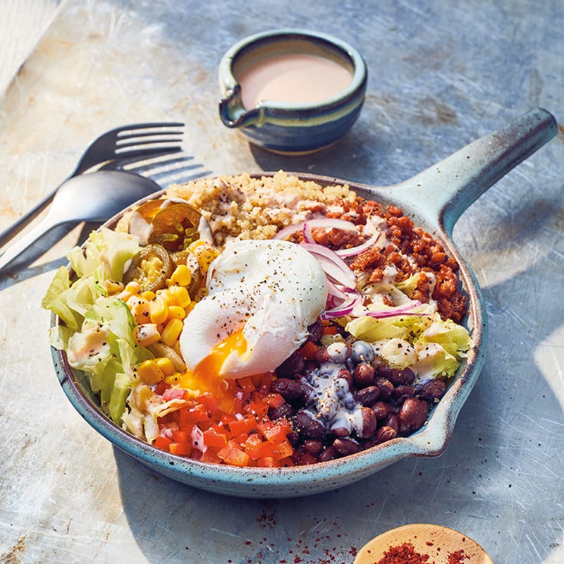 Quinoa-Burrito-Bowl mit pochiertem Ei