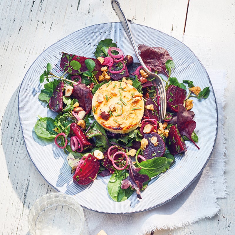 Rote-Bete-Wildkräutersalat mit Ziegenkäse