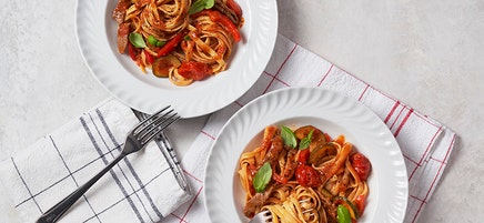 Pasta med lövbiff i tomatsås