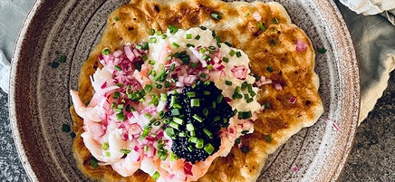 Langosvåfflor med räkor, västerbottenskräm och picklad lök