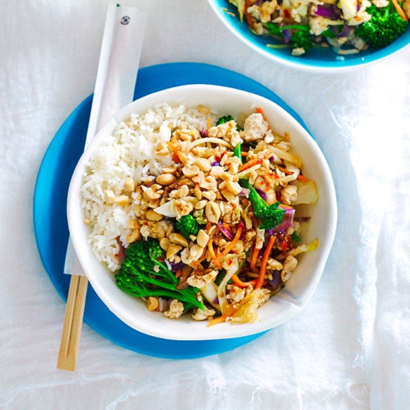 Sauté de poulet, légumes et cacahuètes à l'asiatique