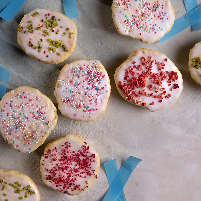 Amerikaner mit Zuckerguss und Topping