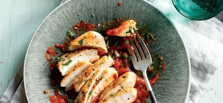 Poulet avec sauce au basilic et aux poivrons rouges rôtis