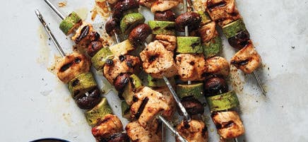 Brochettes de poulet et de légumes à la sauce romesco