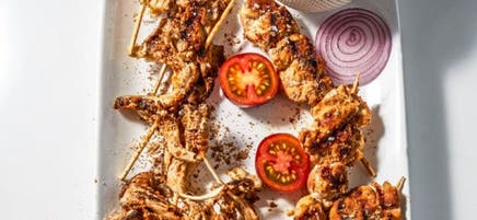 Brochettes de poulet et de champignons au mélange d’épices à Suya