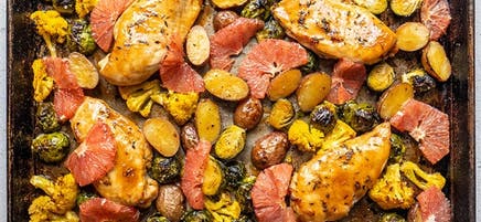 Souper de poulet et légumes sur plaque avec sauce au pamplemousse