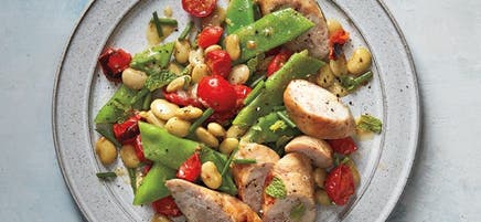Saucisses de poulet avec salade de haricots et de tomates