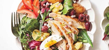 Salade niçoise au poulet avec vinaigrette à l’estragon et aux olives