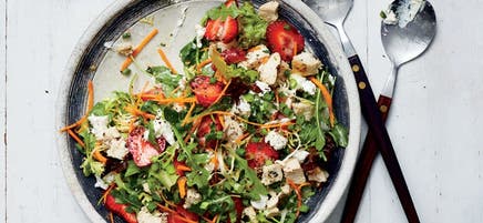 Salade au poulet, aux fraises et au fromage de chèvre