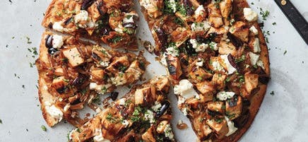 Pizza au poulet, aux oignons caramélisés et au fromage de chèvre