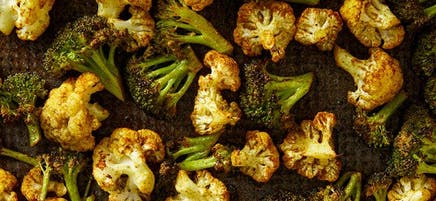 Bouchées de brocoli et de chou-fleur rôtis et épicés