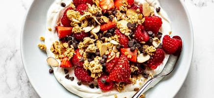Bol de yogourt aux petits fruits doublement croquant