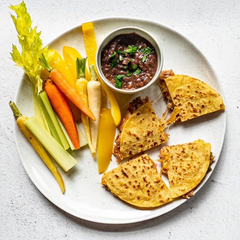 Photo de Quesadilla de haricots pinto écrasés avec trempette de salsa et légumes par WW