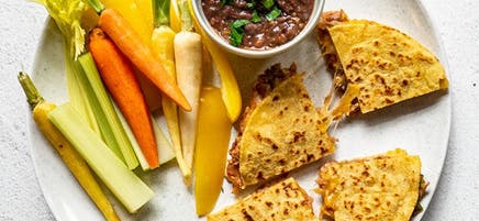 Quesadilla de haricots pinto écrasés avec trempette de salsa et légumes