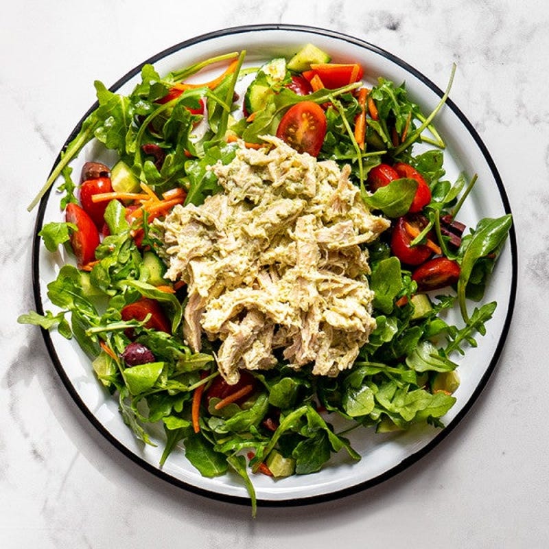 Photo de Salade de poulet au pesto sur salade de roquette et de légumes par WW