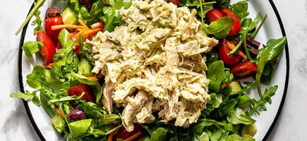 Salade de poulet au pesto sur salade de roquette et de légumes
