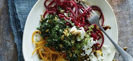 « Nouilles » de betterave et de courge musquée avec chou frisé et feta