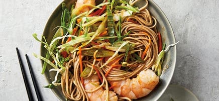 Salade de nouilles soba aux crevettes et au chou