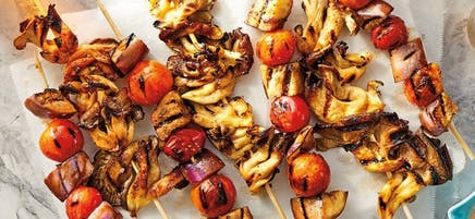 Brochettes de pleurotes et de légumes grillés, arrosées de vinaigrette au tahini et au citron
