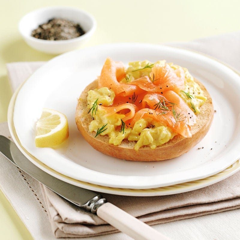 Bagel aux œufs brouillés et saumon fumé