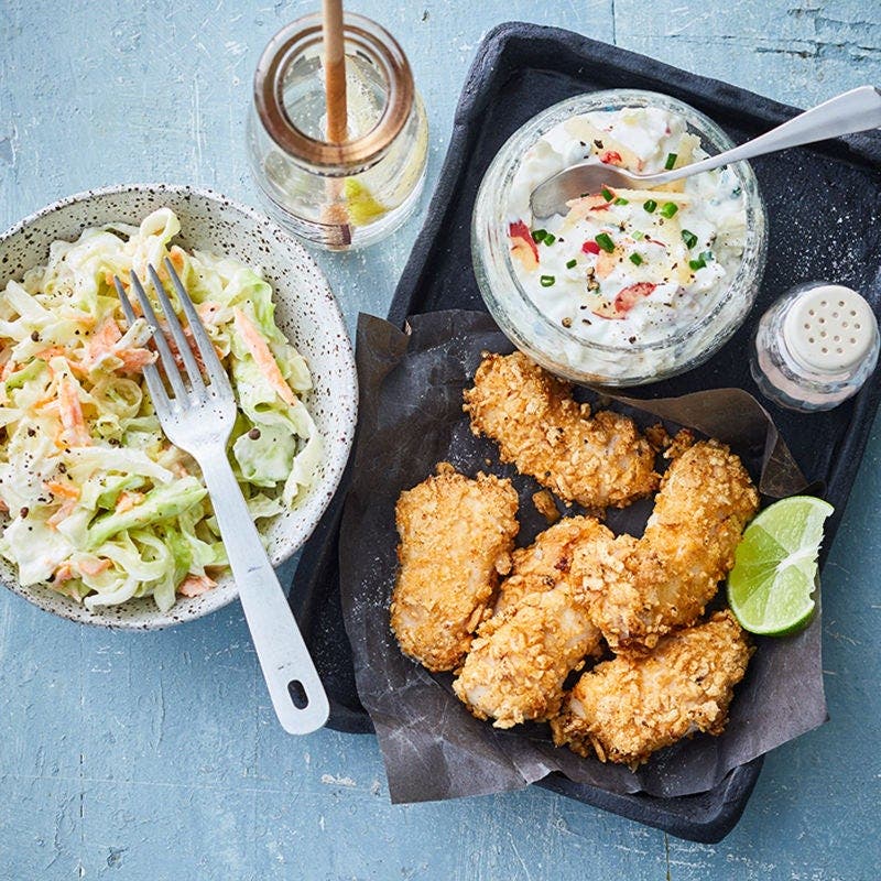 Hähnchennuggets, Coleslaw und Apfelquark