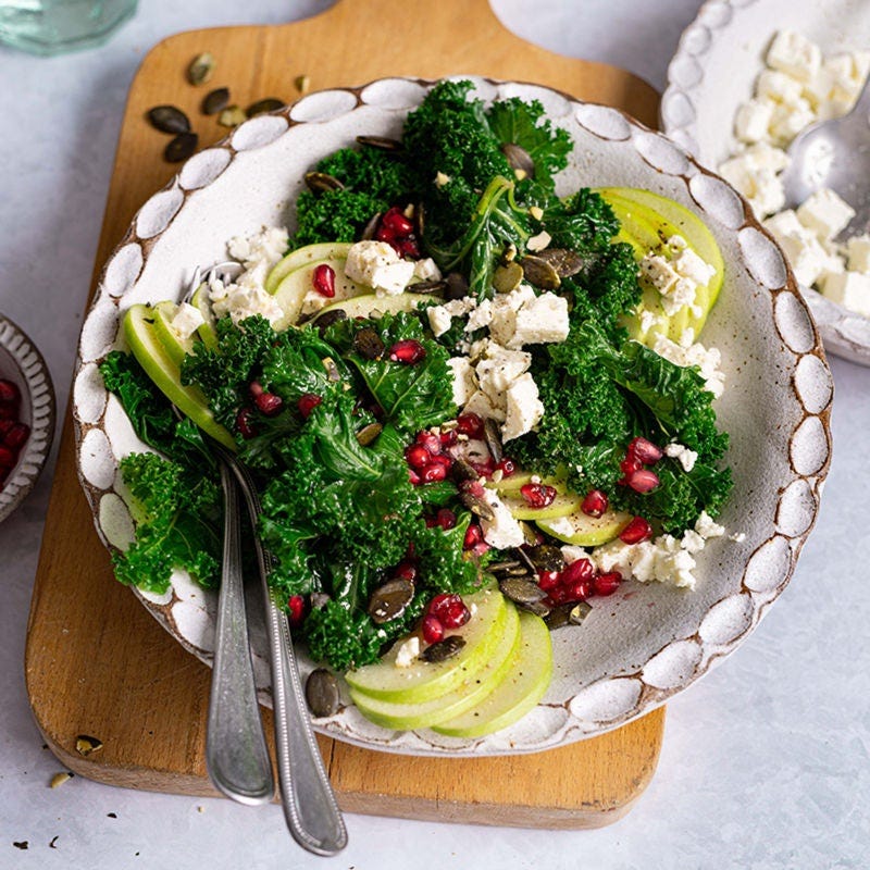 Grünkohl-Apfel-Salat mit Schafskäse und Granatapfelkernen