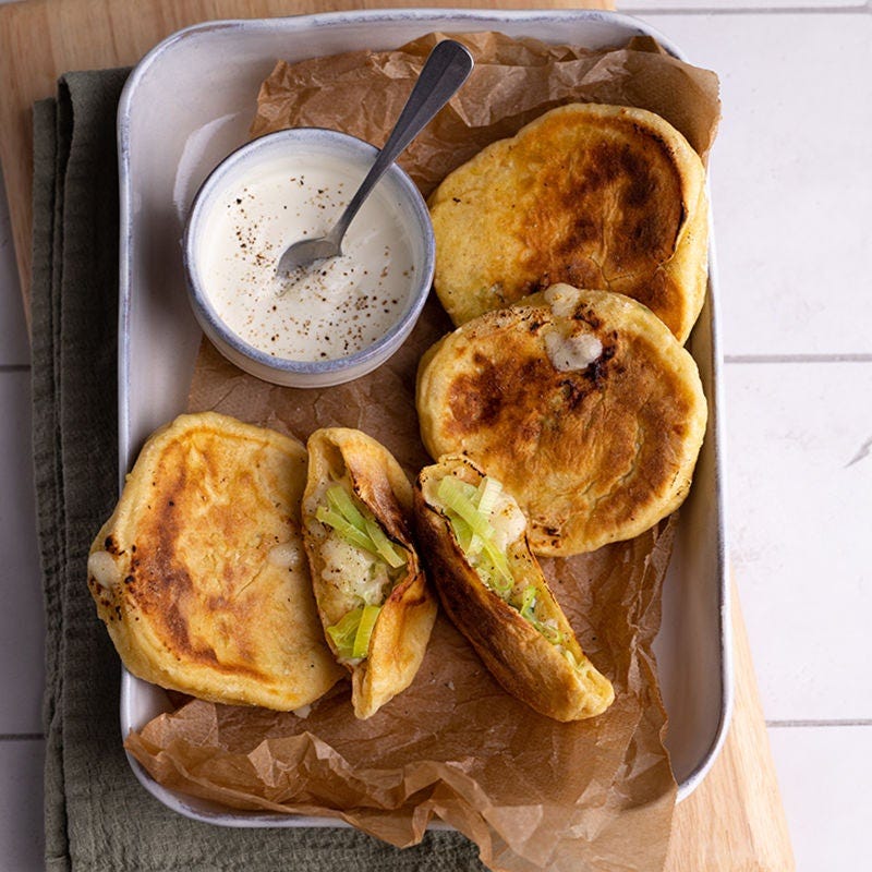 Pfannenbrötchen mit Lauch-Greyezer-Füllung