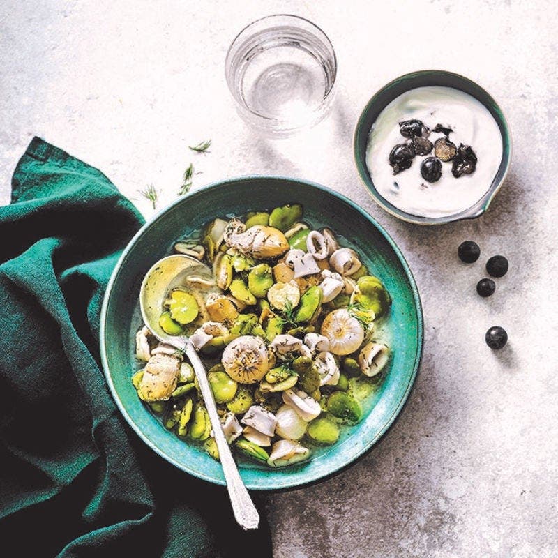 Cocotte d'artichauts, fèves et calamars